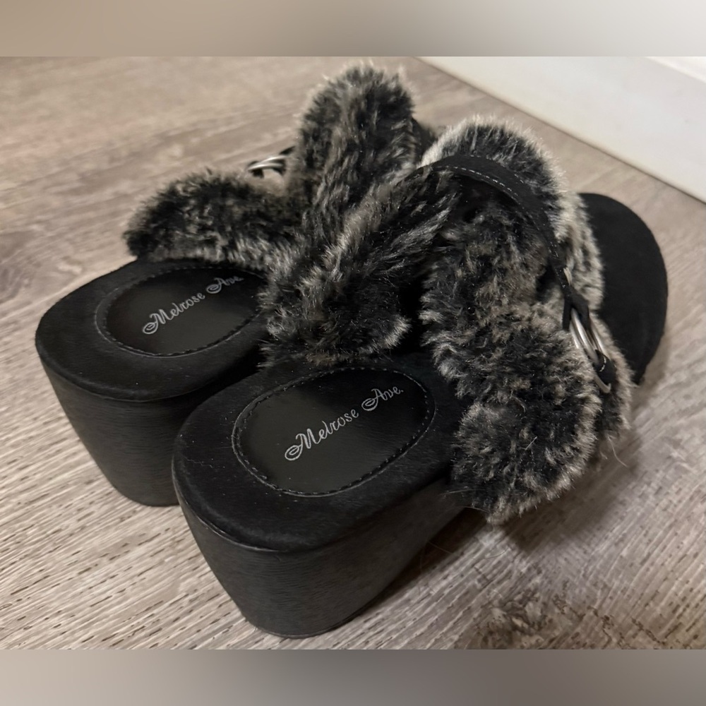 Melrose Ave Faux Fur Lined Studded Clogs | Cozy Winter Shoes | Size 7.5 - Picture 5 of 6